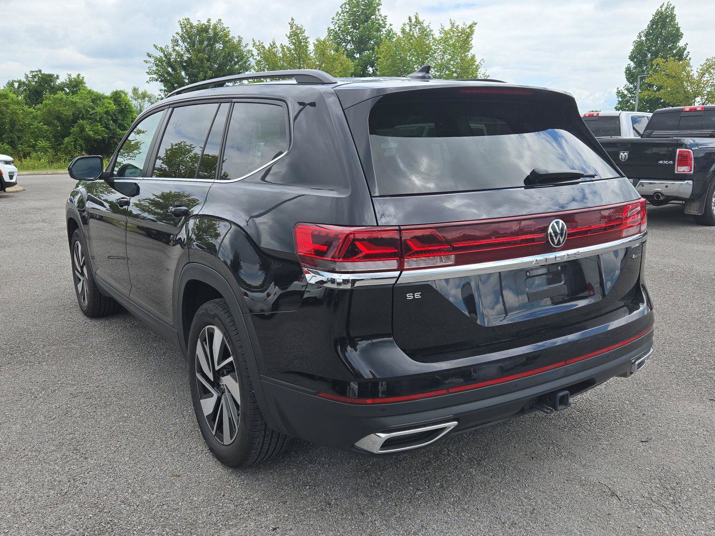 Used 2025 Volkswagen Atlas SE AWD/4WD image 5