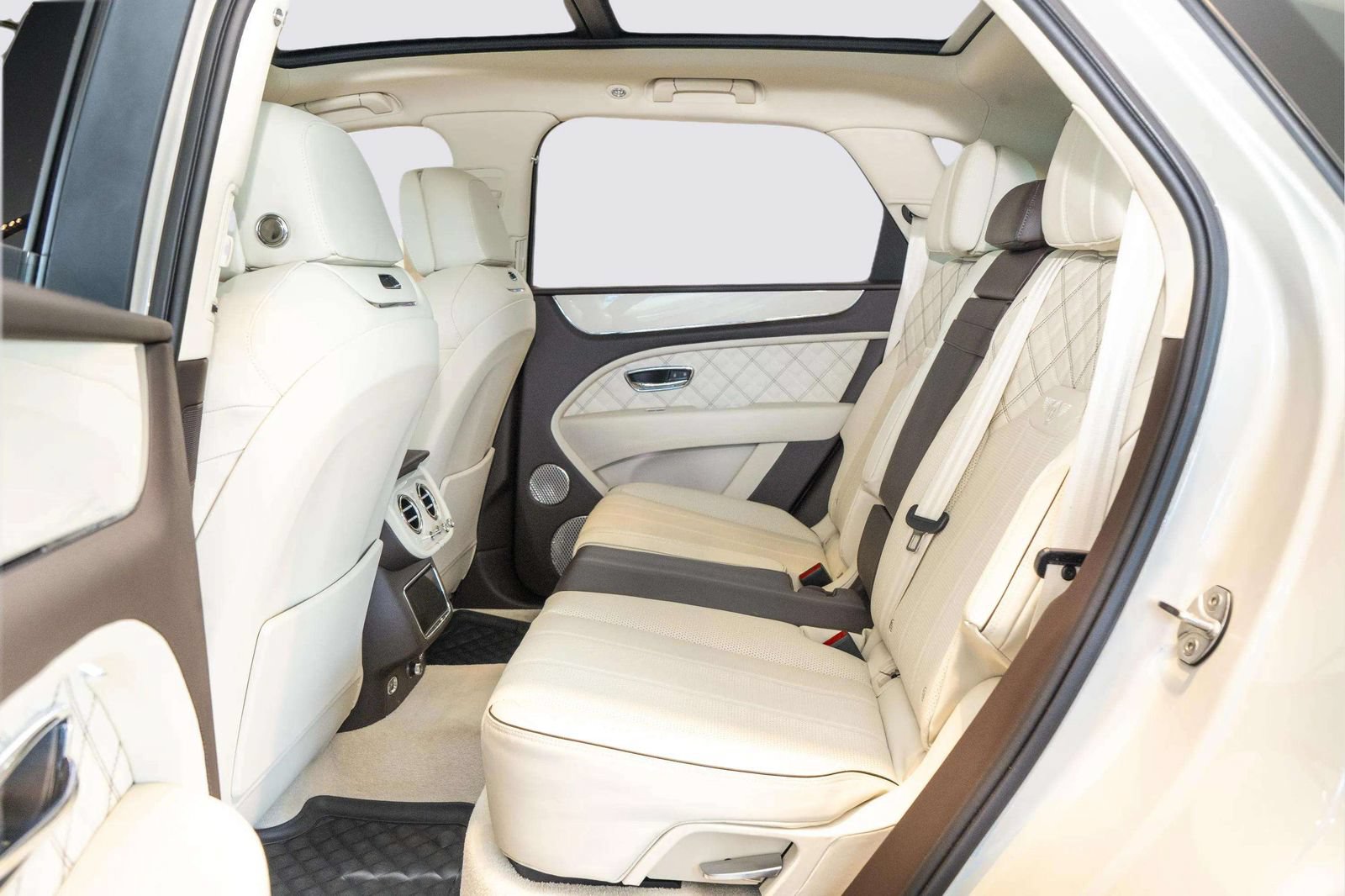 Used 2022 Bentley Bentayga AWD/4WD image 54