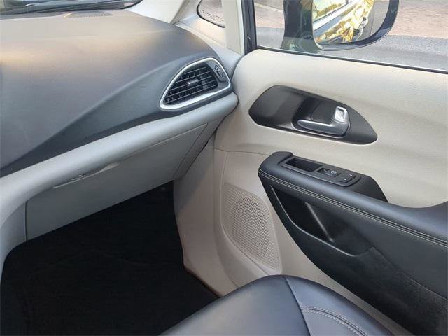 Certified 2024 Chrysler Pacifica Touring-L image 21