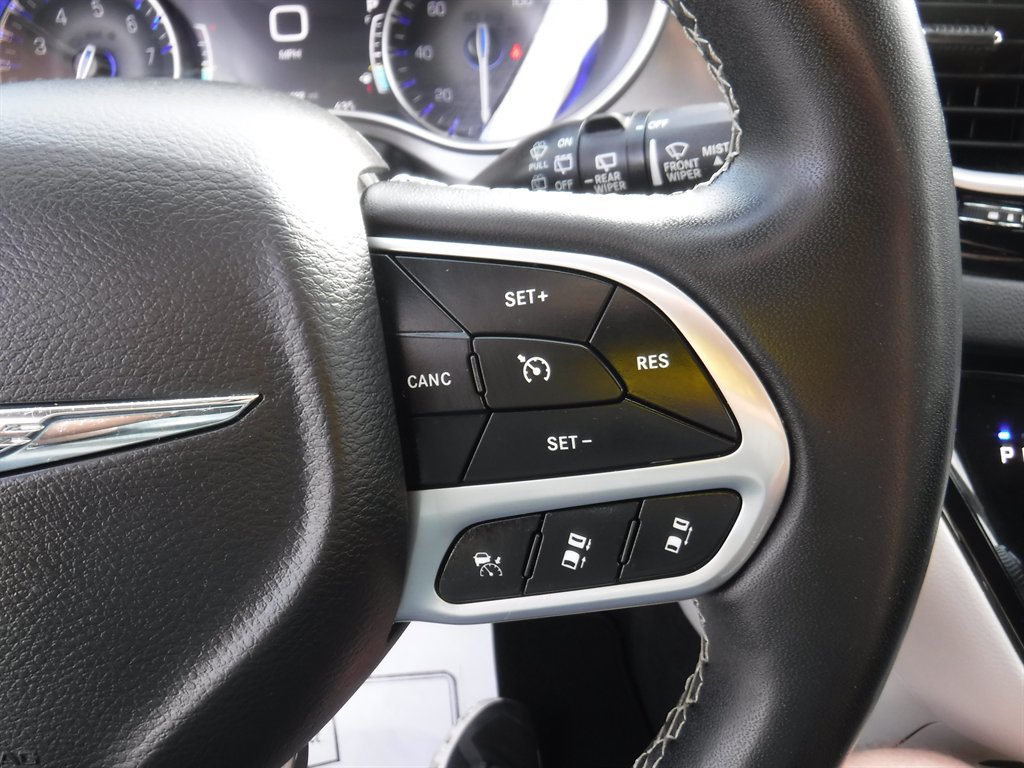 Used 2023 Chrysler Pacifica Touring-L FWD image 19