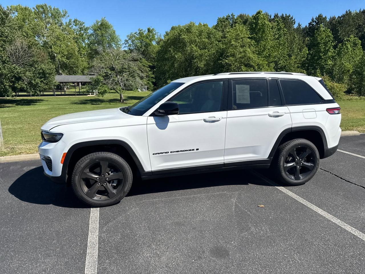 Used 2025 Jeep Grand Cherokee Limited w/ Black Appearance Package AWD/4WD image 11