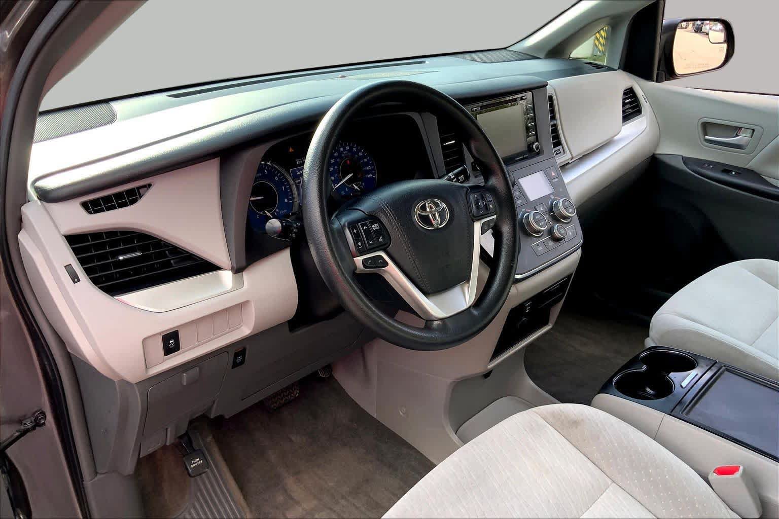 Used 2018 Toyota Sienna LE FWD image 17