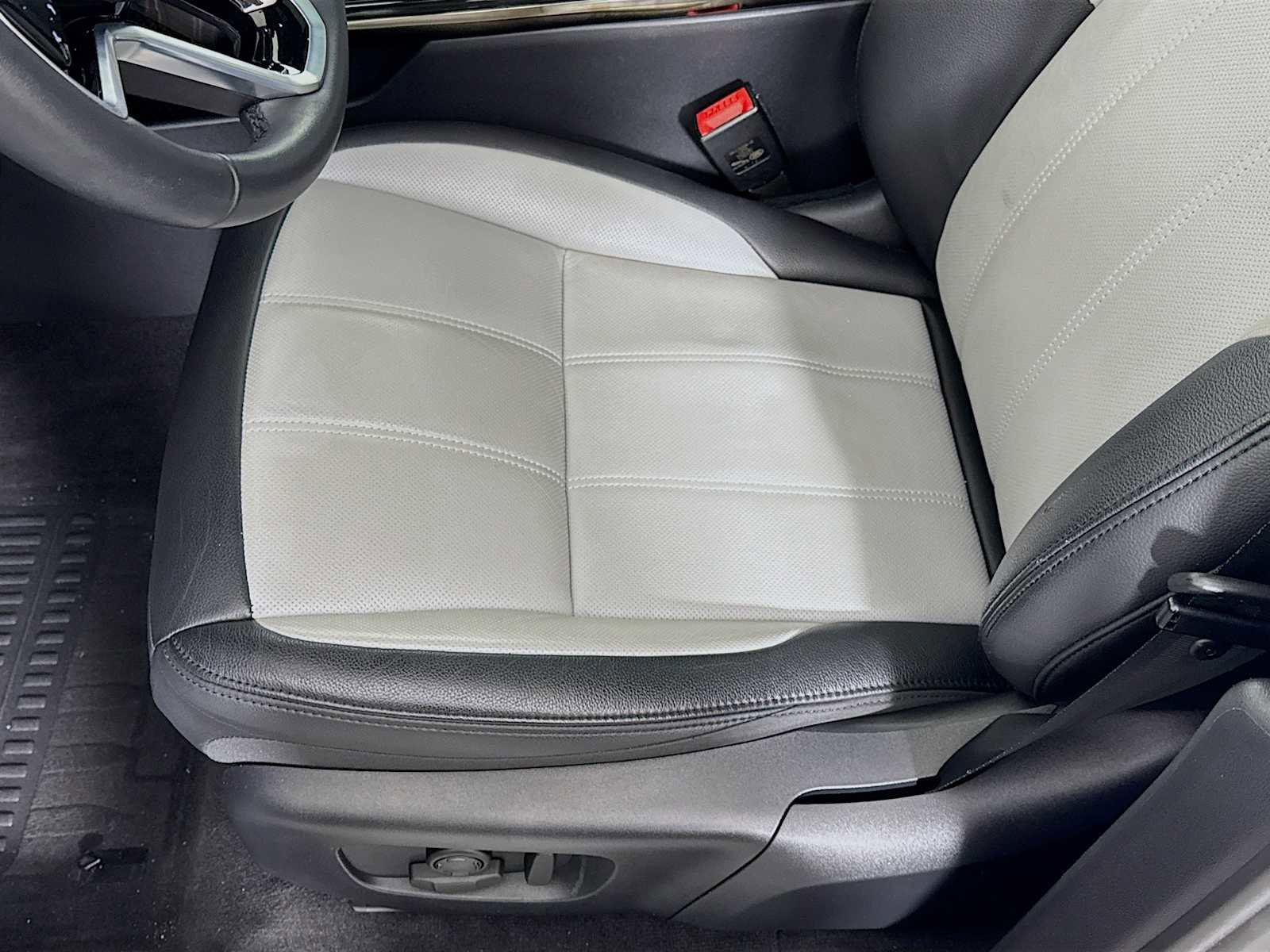 Used 2023 Land Rover Range Rover Evoque R-Dynamic SE image 21