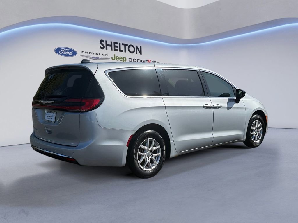 Used 2024 Chrysler Pacifica Touring-L FWD image 6