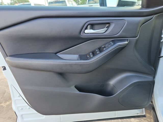 Used 2024 Nissan Rogue SV AWD/4WD image 17