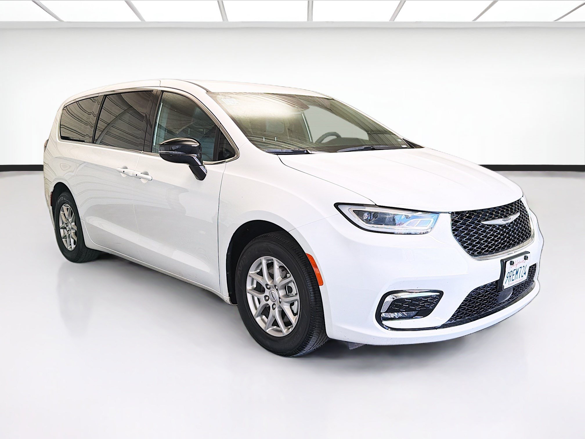 Used 2025 Chrysler Pacifica Select FWD image 3