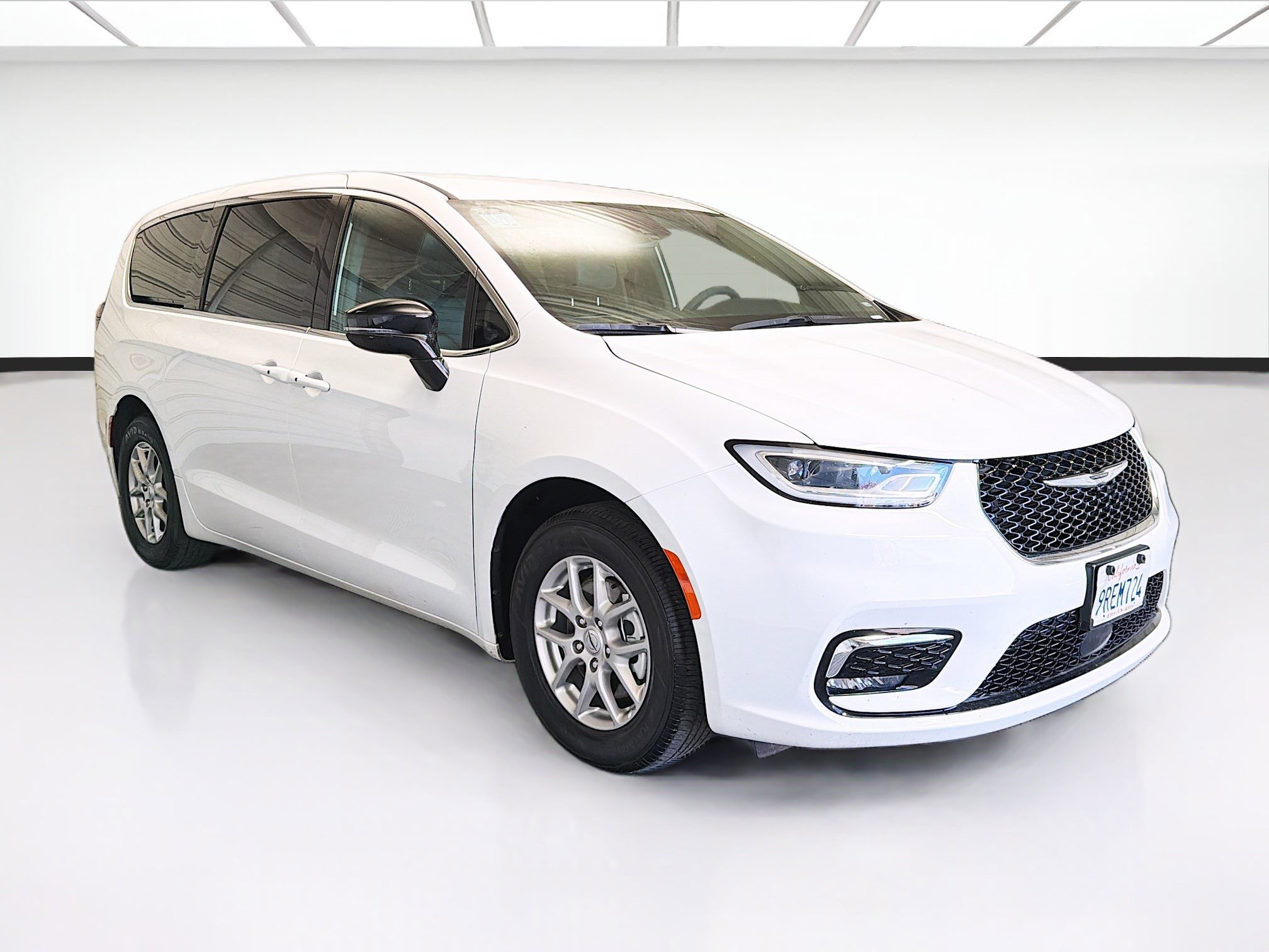 Used 2025 Chrysler Pacifica Select FWD image 3