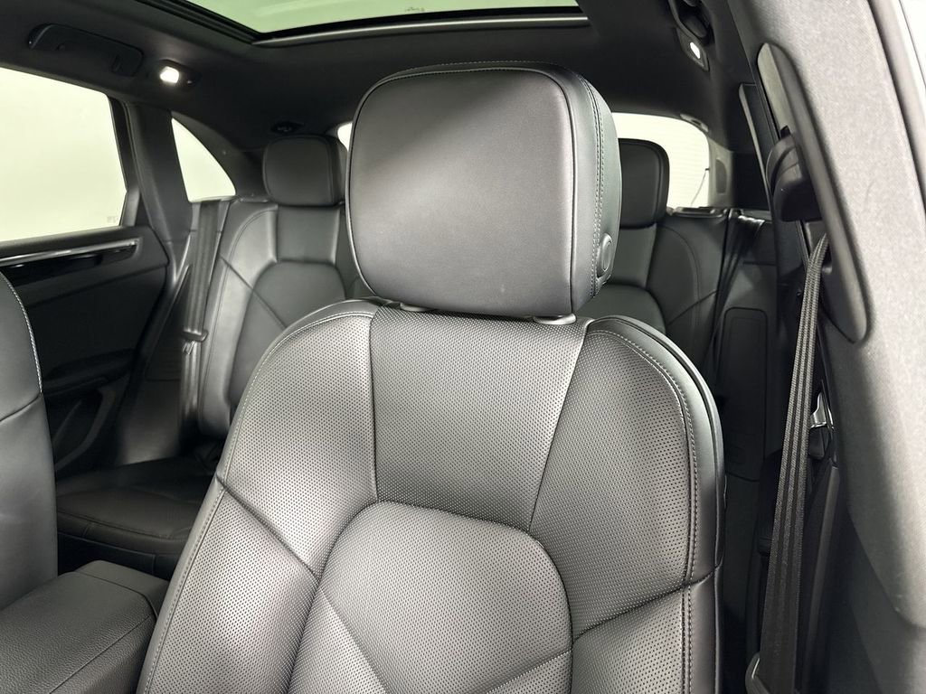 Certified 2025 Porsche Macan image 41