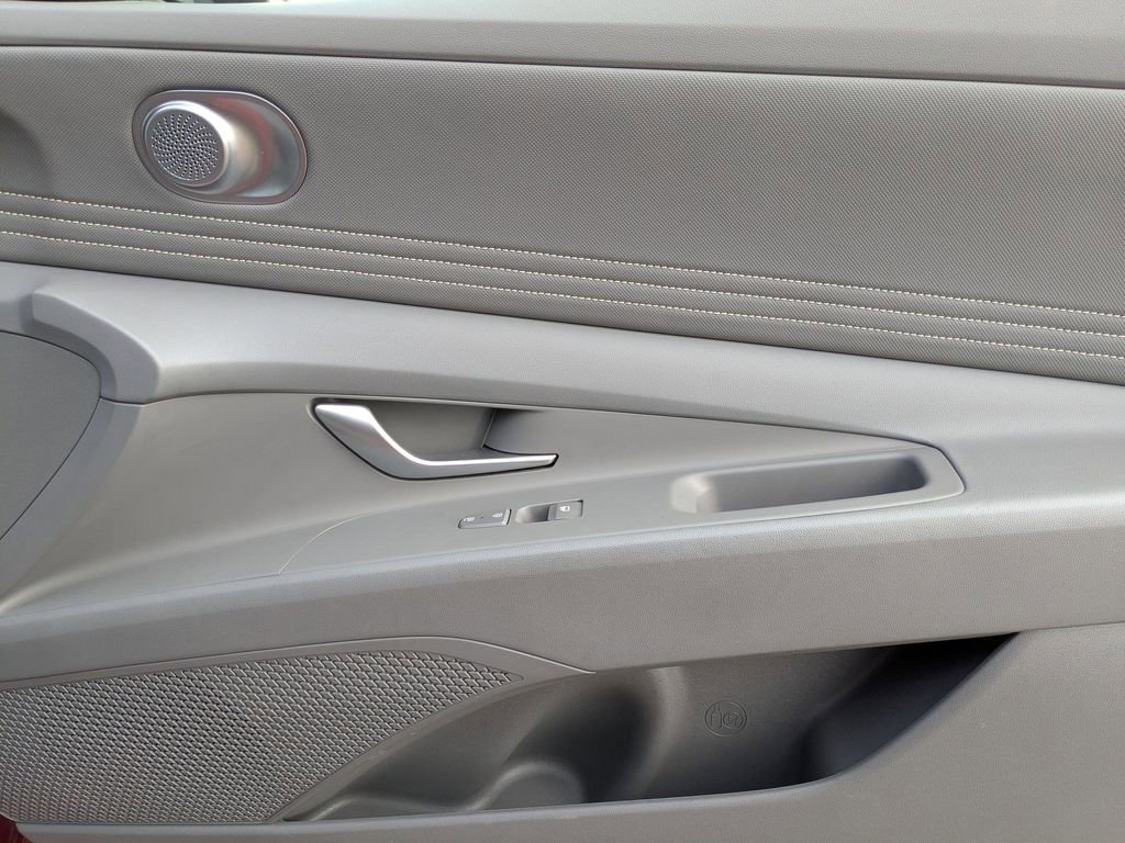 Used 2025 Hyundai Elantra SEL image 30