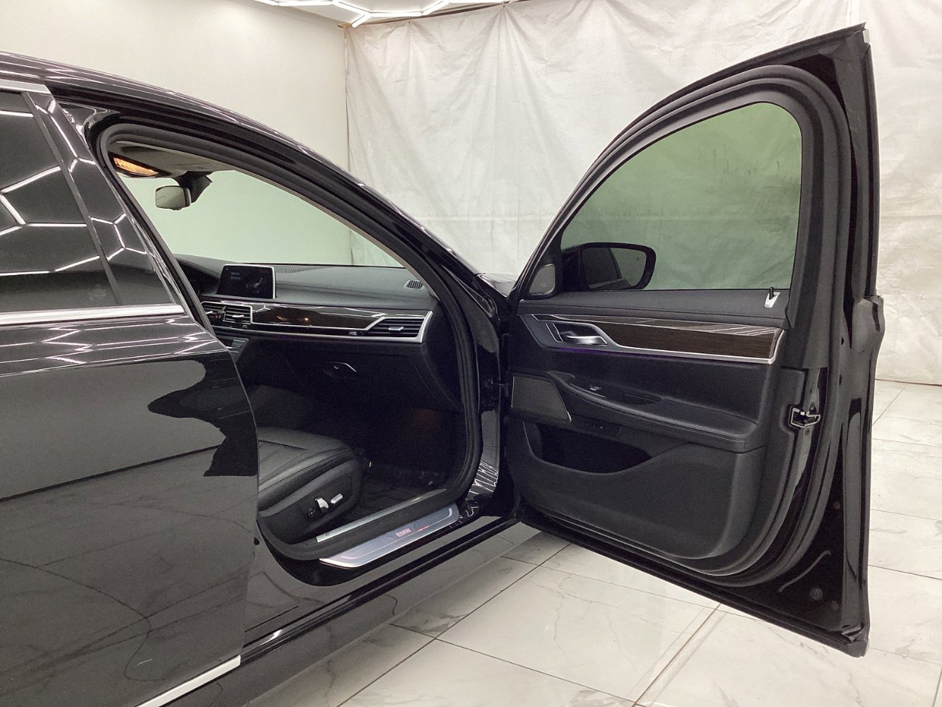 Used 2019 BMW 740i xDrive image 17