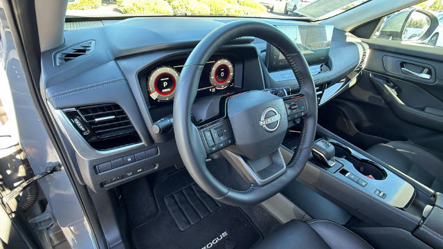 Used 2025 Nissan Rogue SL FWD image 31