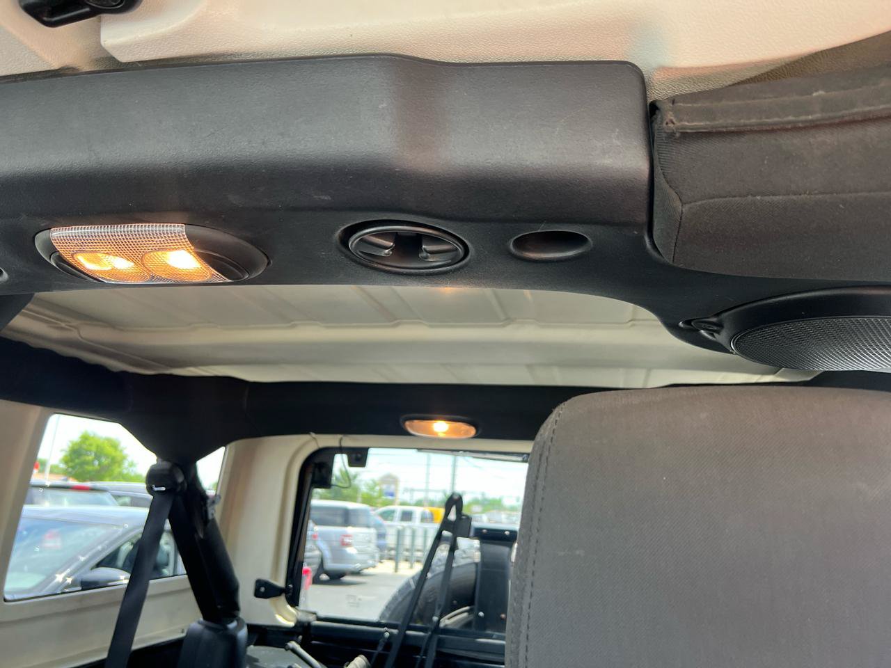Used 2011 Jeep Wrangler Unlimited Sahara w/ Connectivity Group AWD/4WD image 17