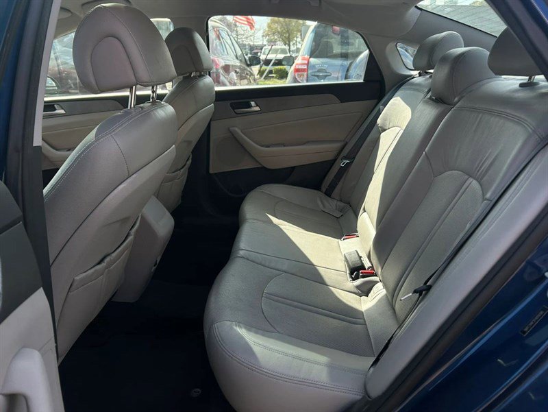Used 2015 Hyundai Sonata SE w/ Option Group 02 FWD image 16