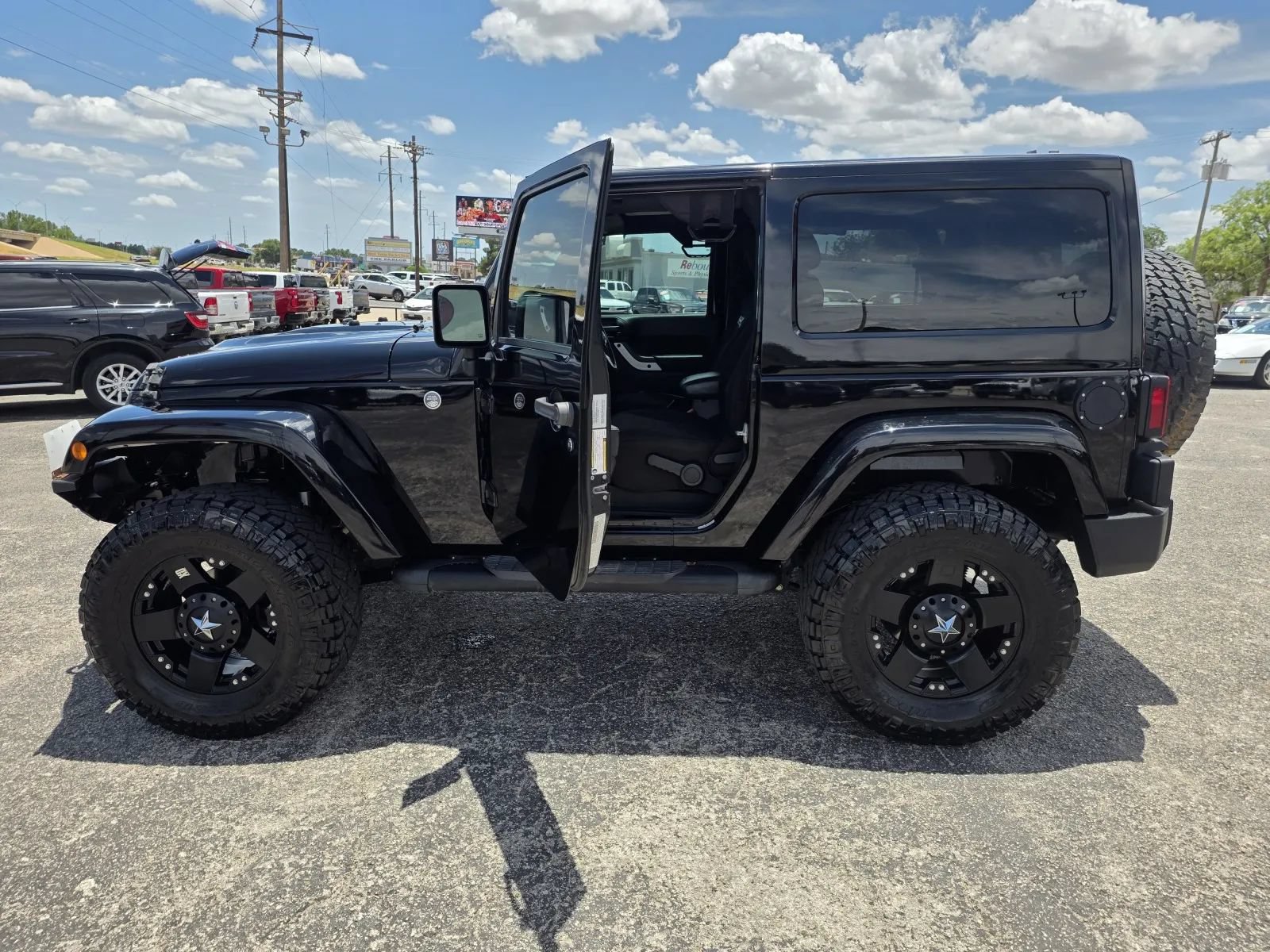 Used 2015 Jeep Wrangler Sahara AWD/4WD image 9