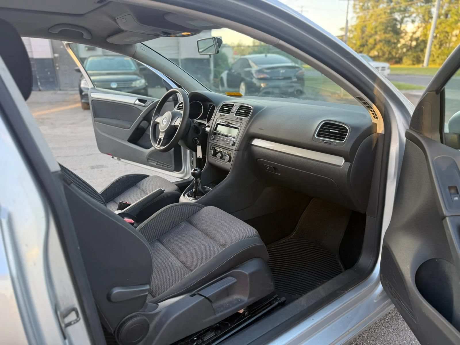 Used 2012 Volkswagen Golf 2-Door FWD image 9