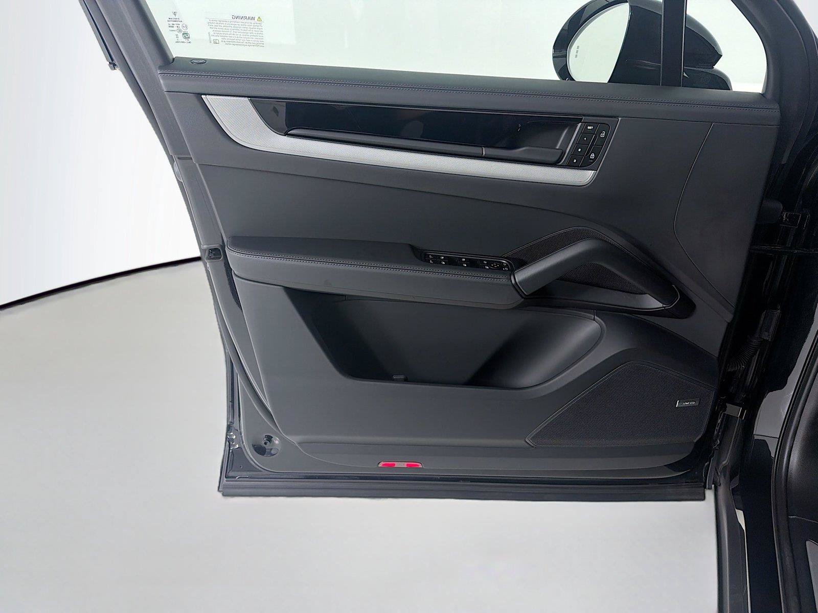 Certified 2025 Porsche Cayenne AWD/4WD image 6