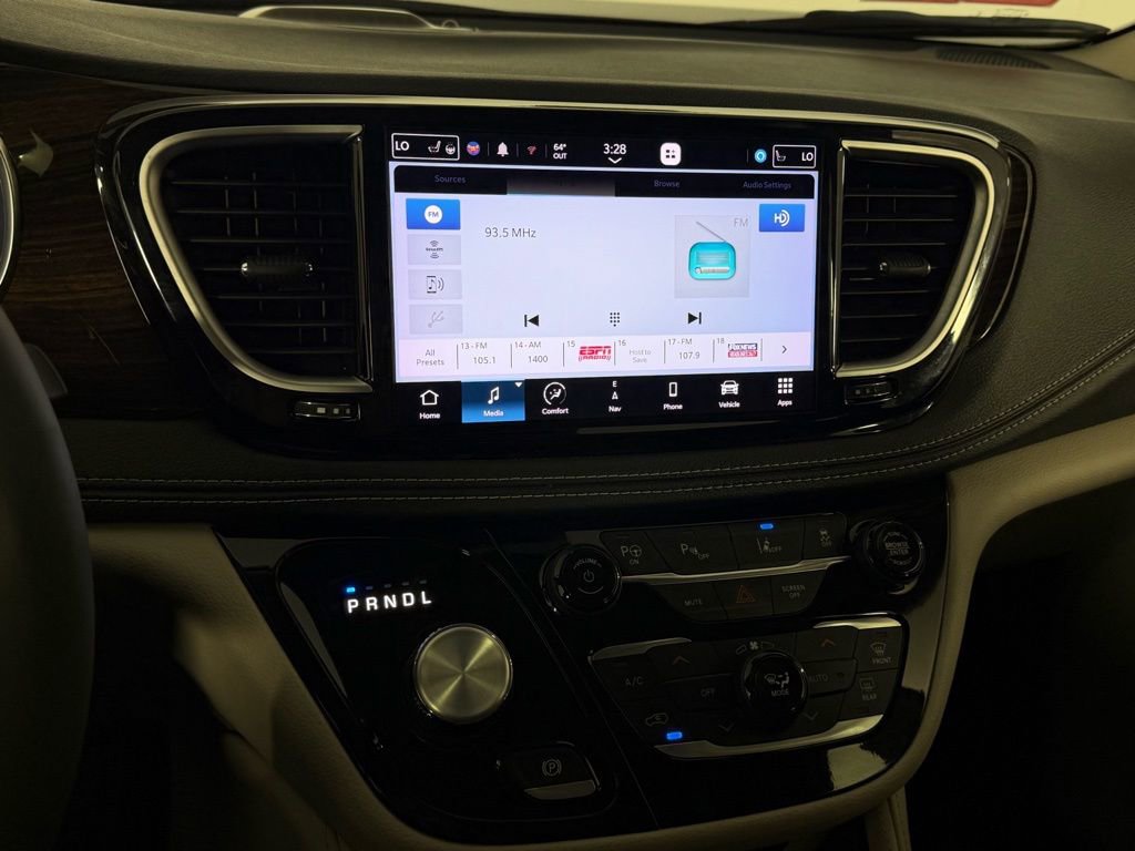 Used 2023 Chrysler Pacifica Limited image 14