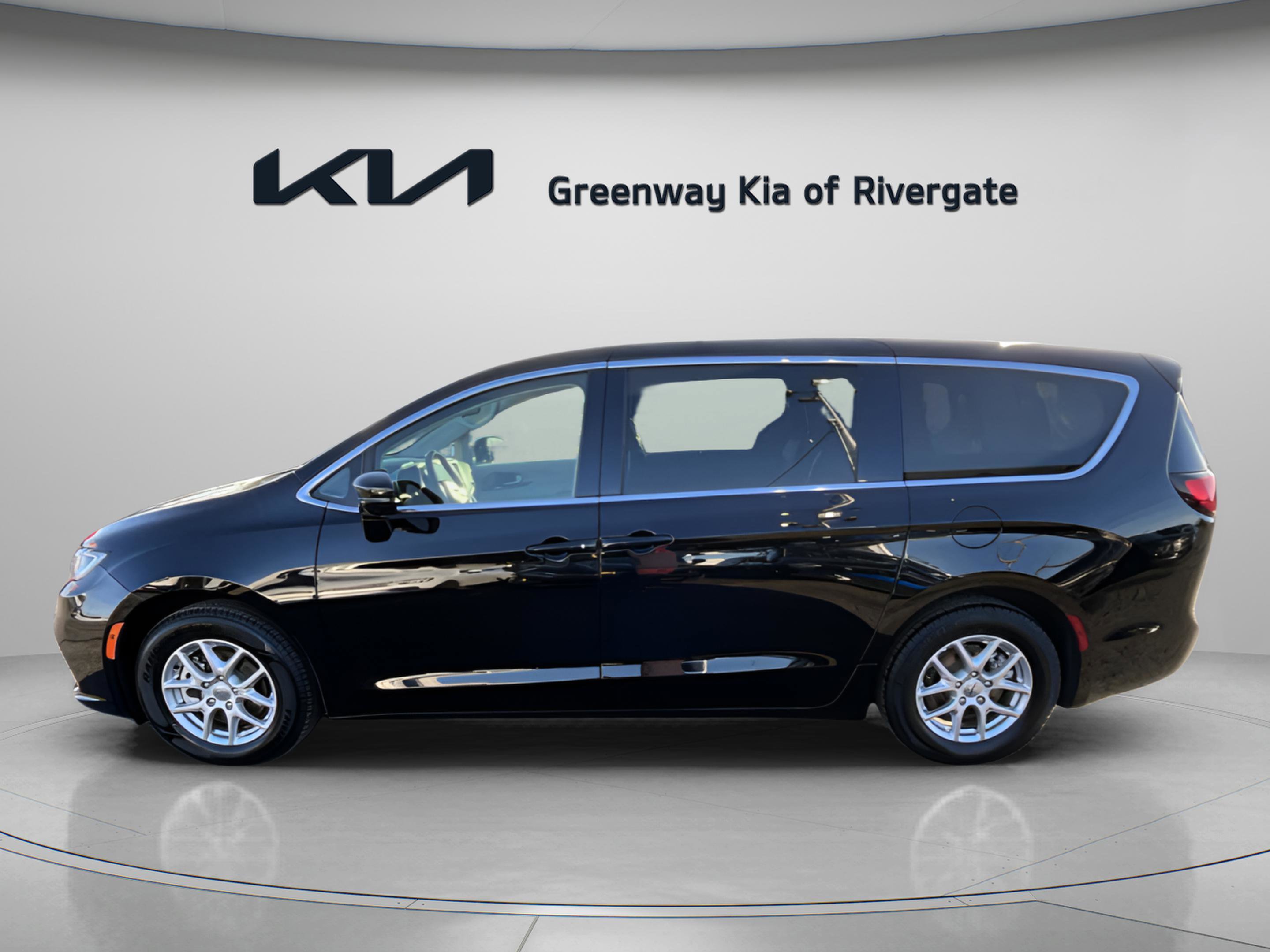 Used 2024 Chrysler Pacifica Touring-L image 4