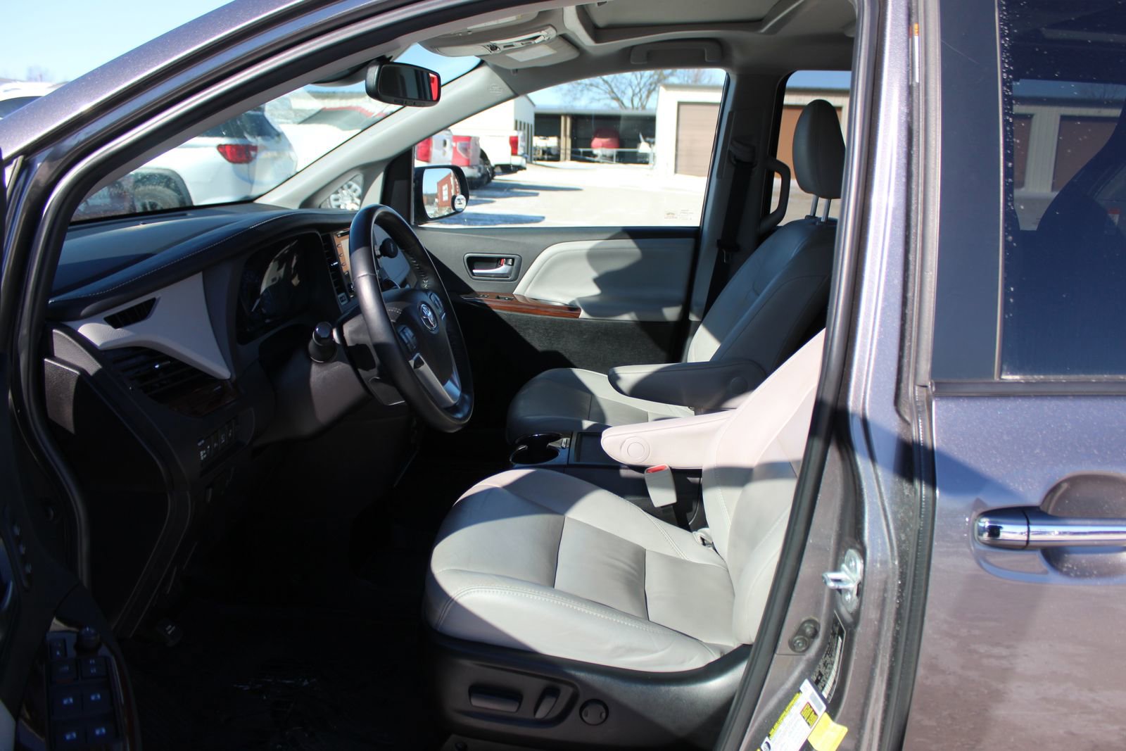 Used 2018 Toyota Sienna Limited Premium w/ Protection Package image 9