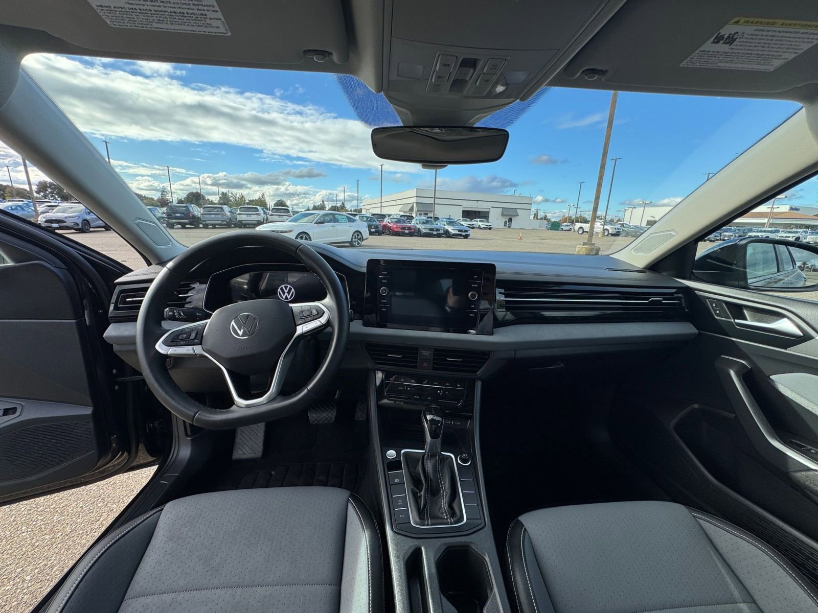 Used 2025 Volkswagen Jetta SE image 33