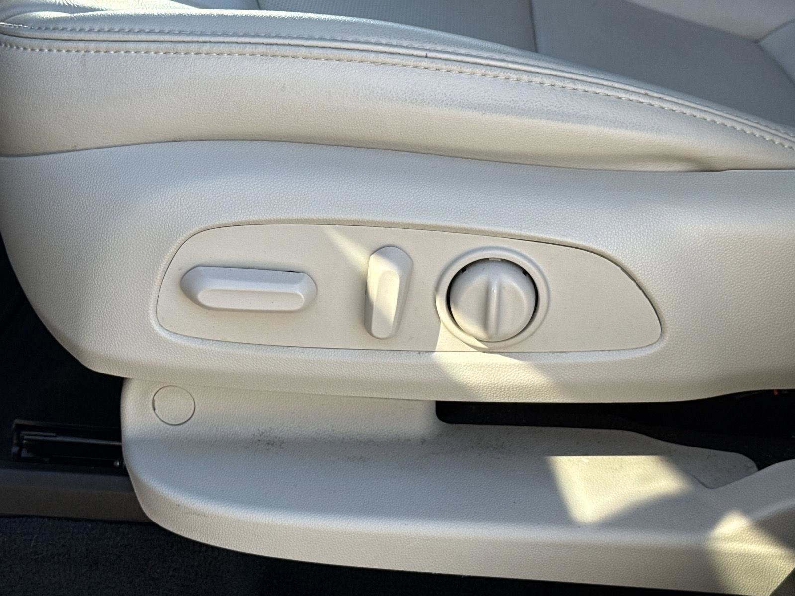 Used 2023 Buick Enclave Essence image 16