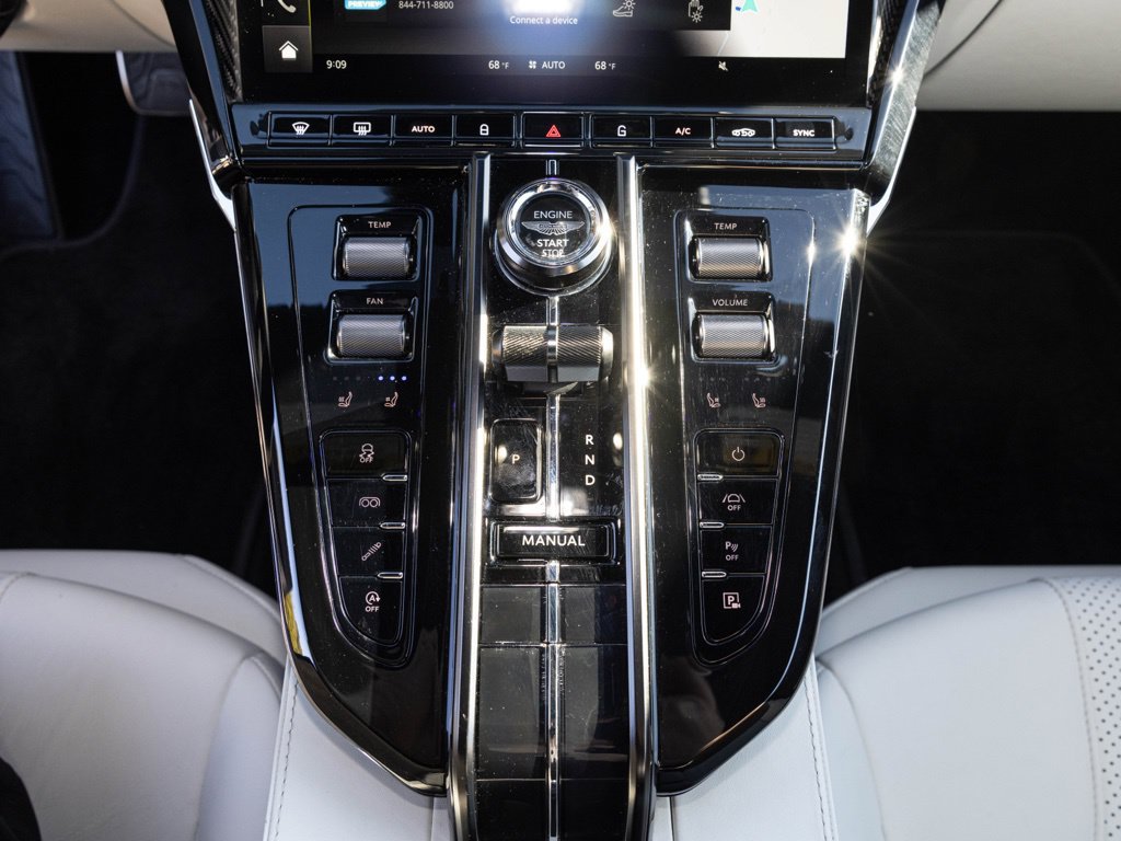 Used 2025 Aston Martin V8 Vantage Coupe RWD image 39
