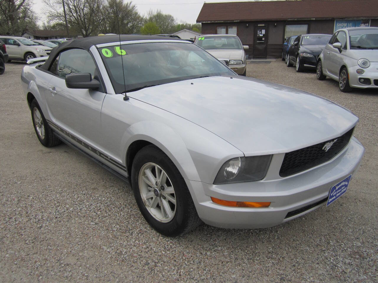 Used 2006 Ford Mustang Convertible image 2