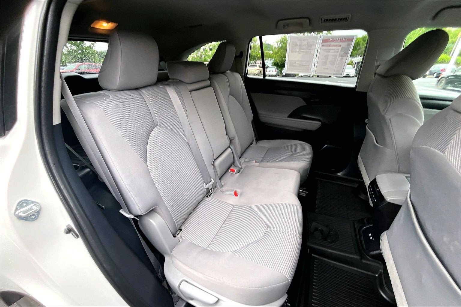 Used 2021 Toyota Highlander LE AWD/4WD image 25