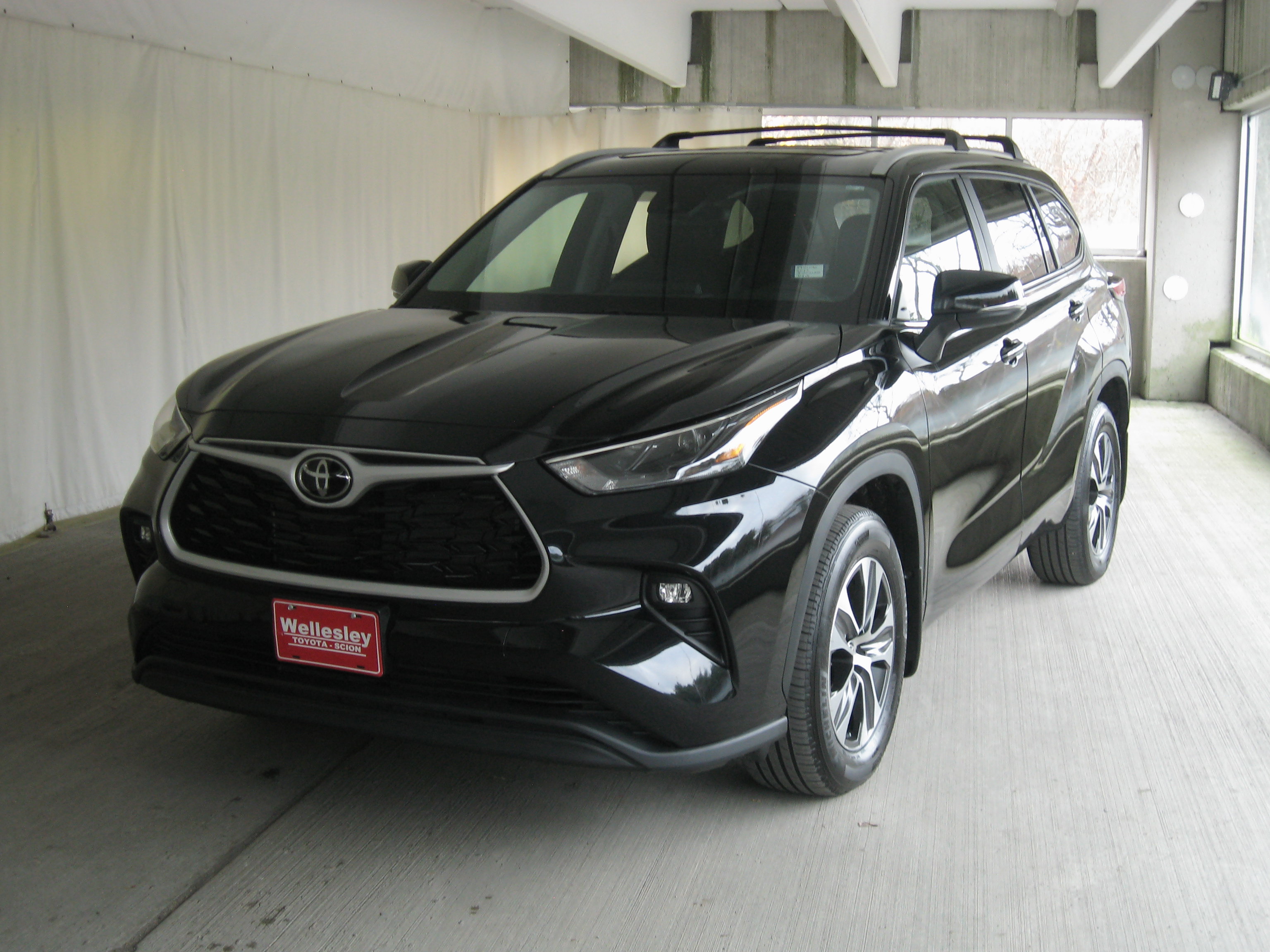 Used 2023 Toyota Highlander XLE image 27