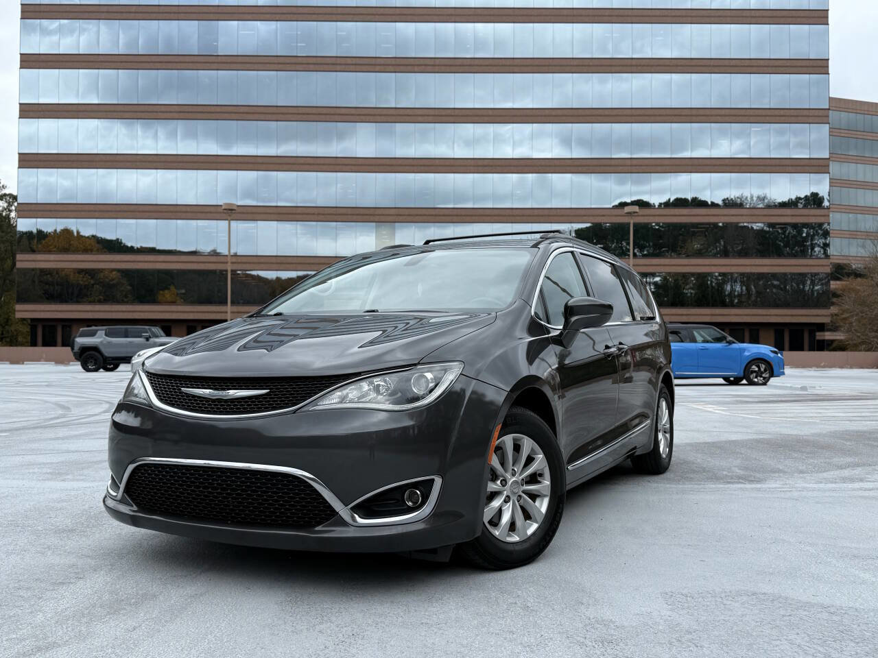 Used 2017 Chrysler Pacifica Touring-L image 2