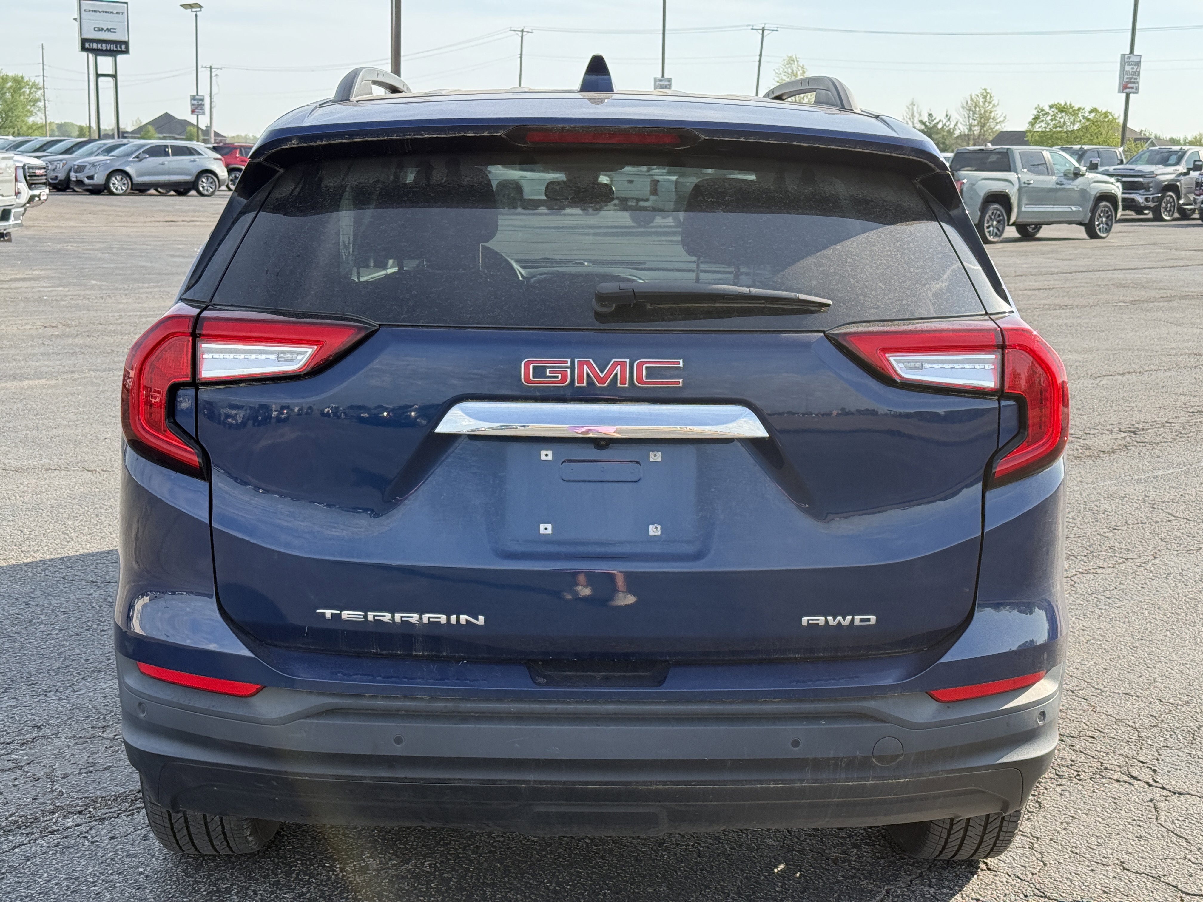 Used 2022 GMC Terrain SLE w/ Driver Convenience Package AWD/4WD image 4