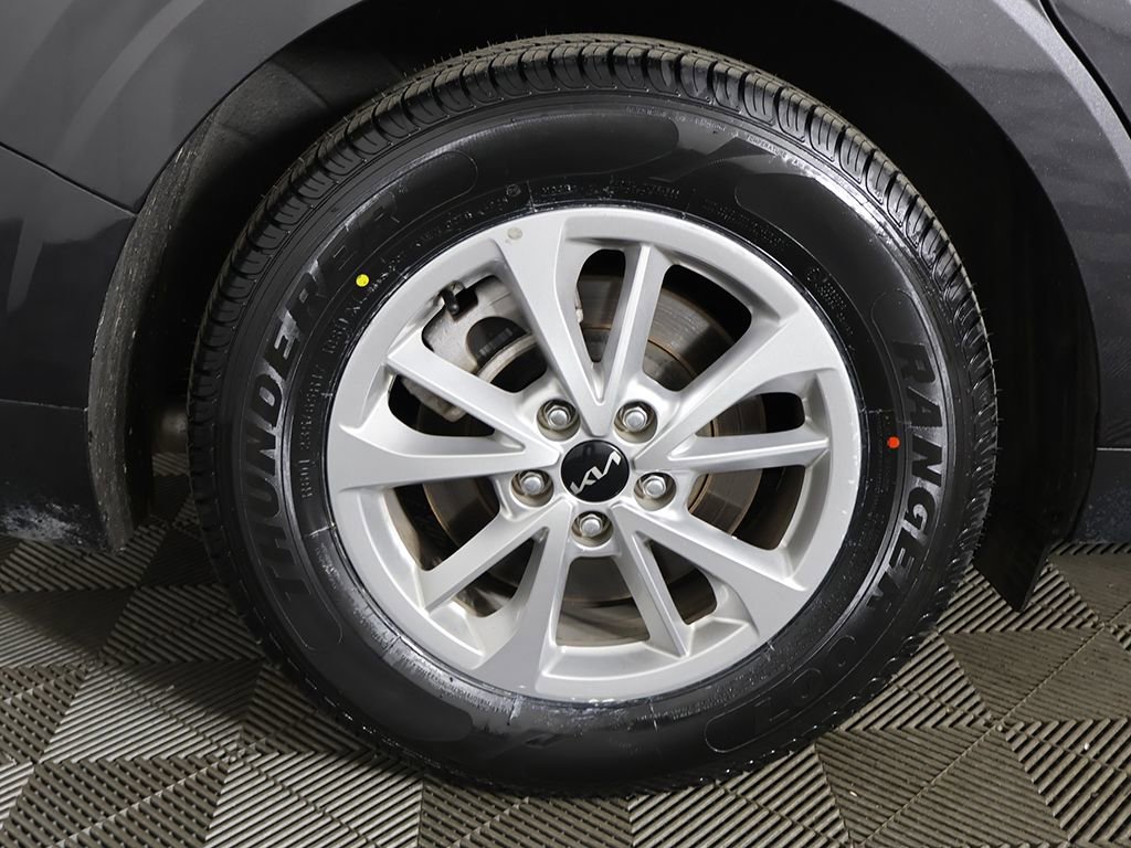 Used 2024 Kia Carnival LX FWD image 16