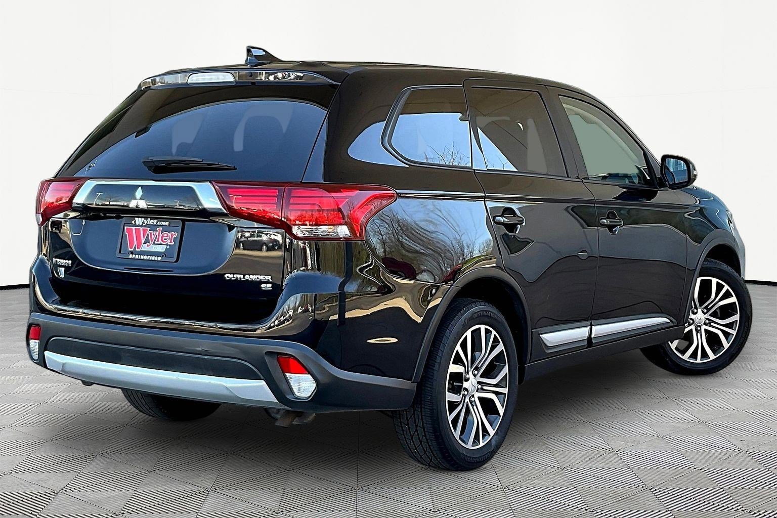 Used 2017 Mitsubishi Outlander SE image 6