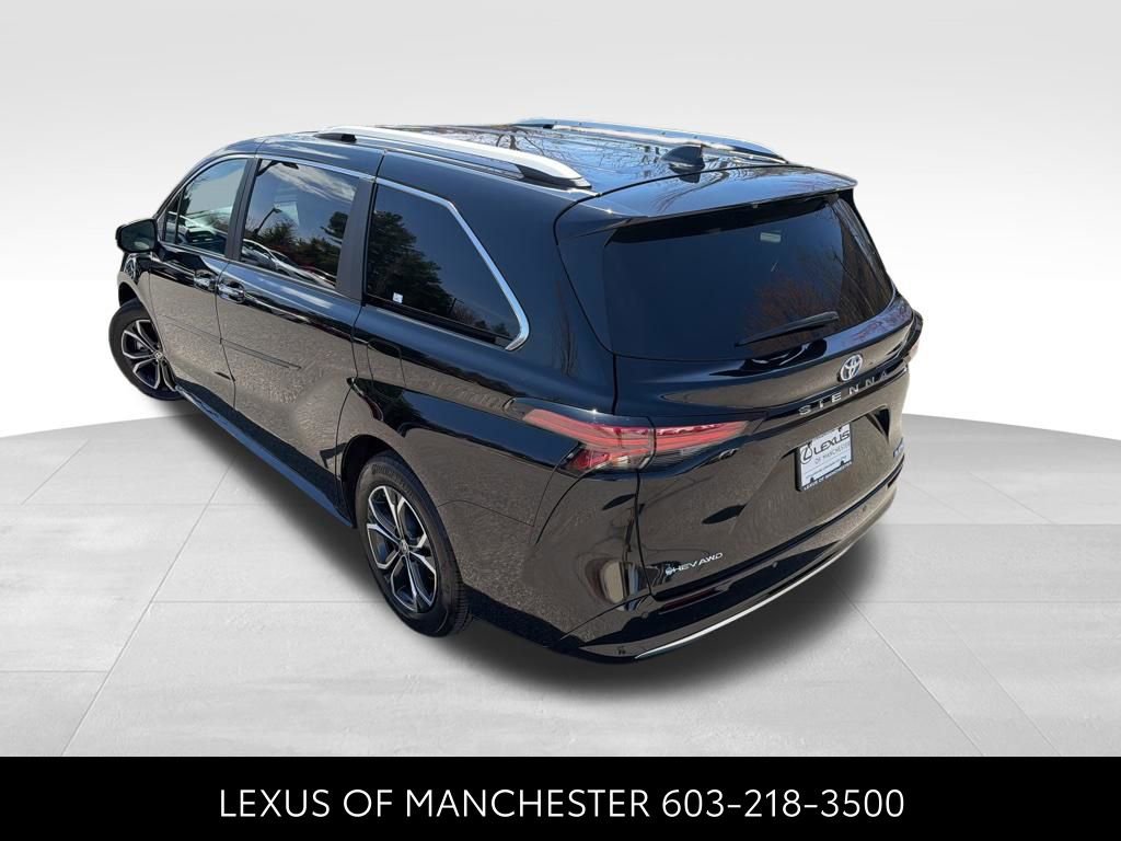 Used 2025 Toyota Sienna Platinum image 4