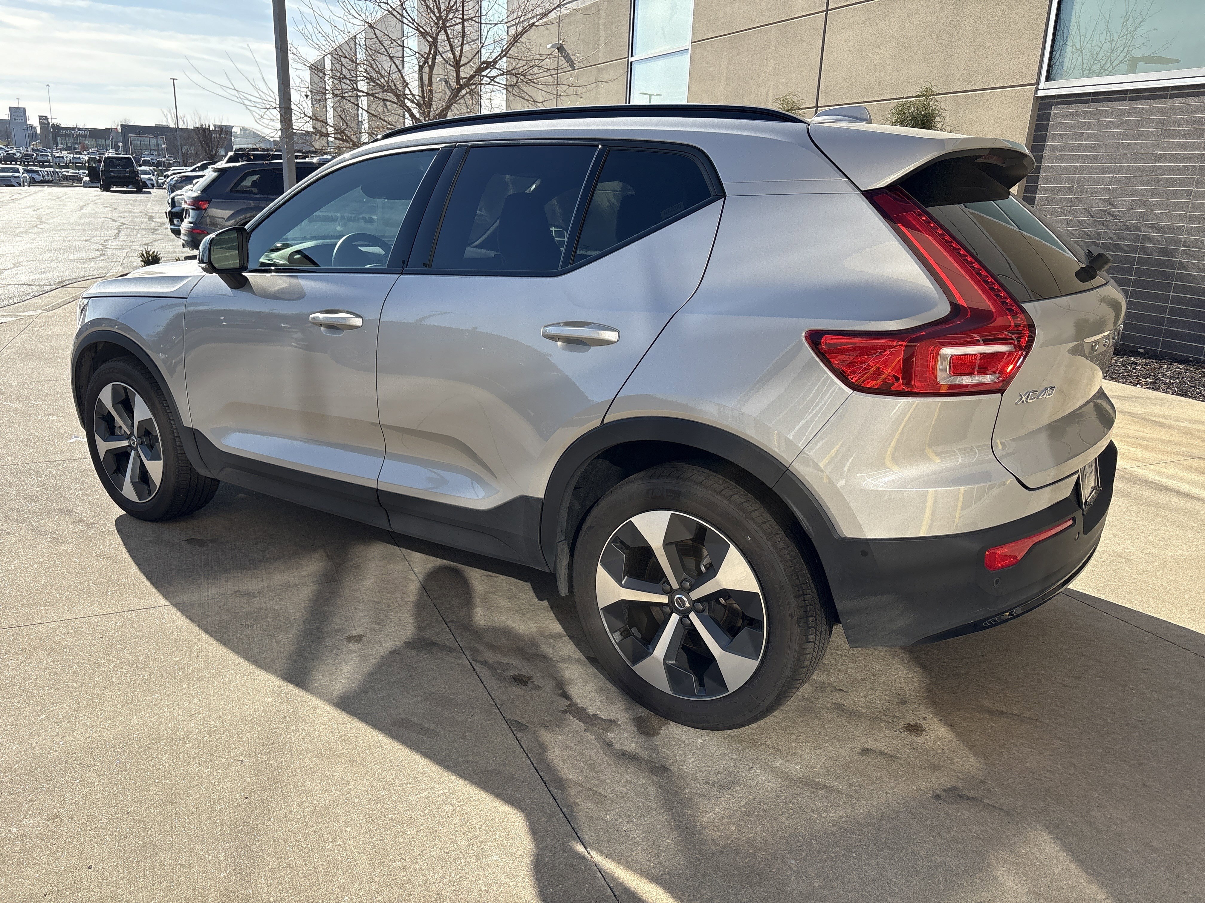 Used 2025 Volvo XC40 B5 Plus image 27