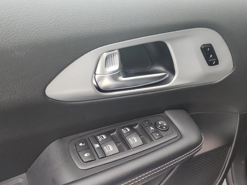 Certified 2025 Chrysler Pacifica Limited FWD image 24