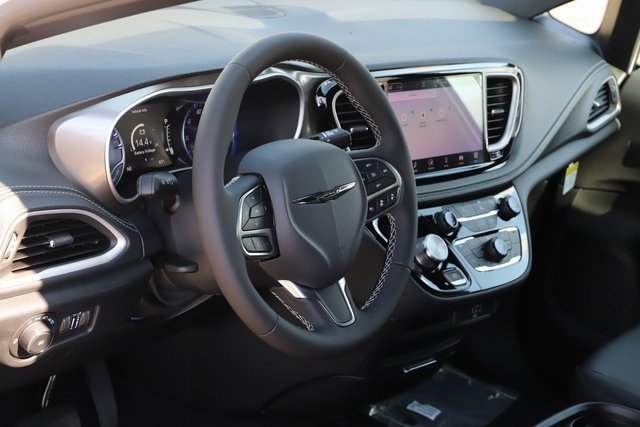 New 2026 Chrysler Pacifica Select image 13