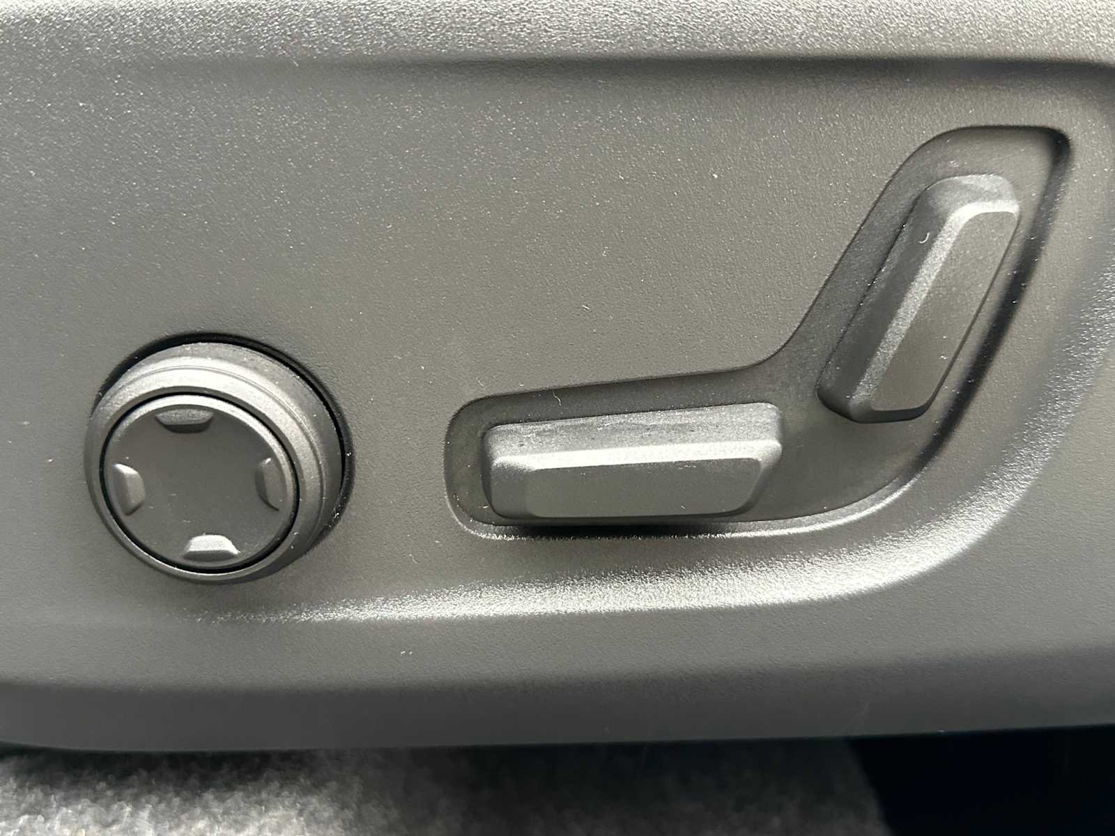 Used 2025 Volvo XC40 B5 Plus w/ Protection Package Premier image 22