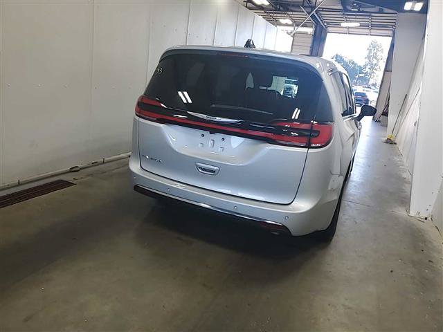 Used 2026 Chrysler Pacifica Select FWD image 6