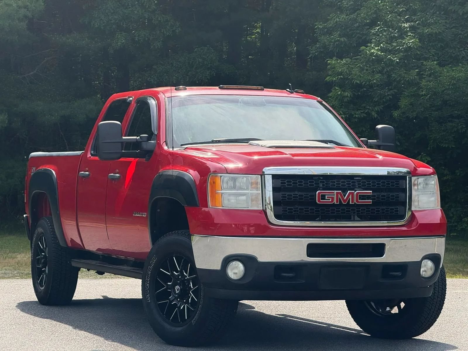 Used 2011 GMC Sierra 2500 SLE w/ SLE Preferred Package AWD/4WD image 2