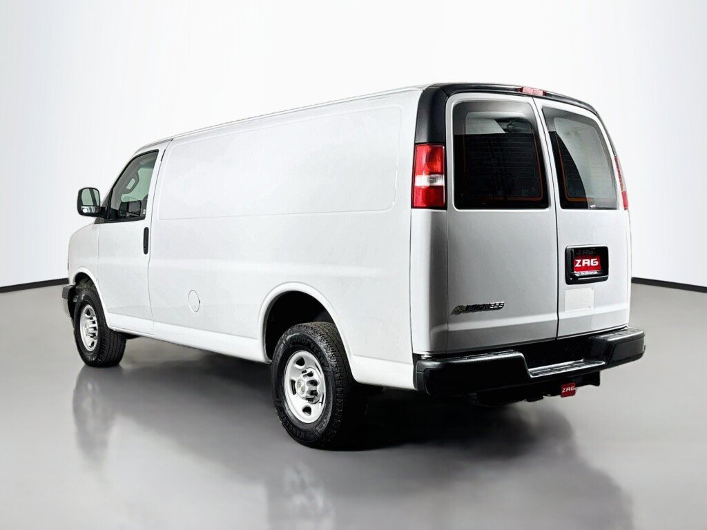 Used 2022 Chevrolet Express 3500 w/ Driver Convenience Package RWD image 3