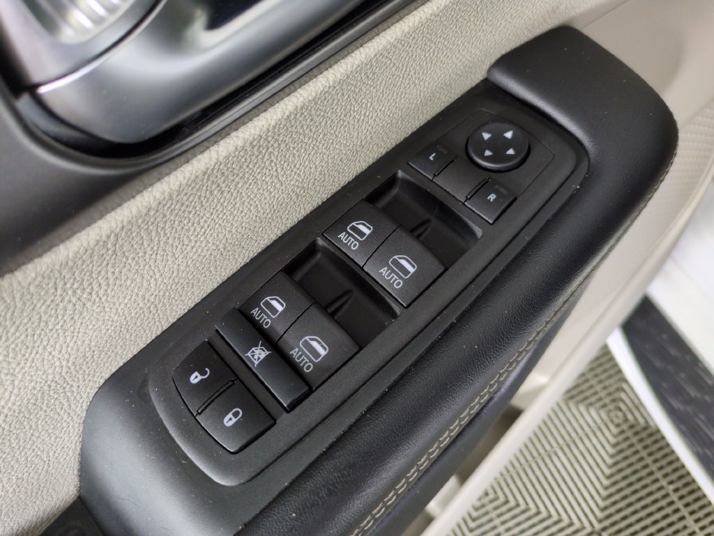 Used 2022 Chrysler Pacifica Touring-L w/ Uconnect Theater Family Group AWD/4WD image 16