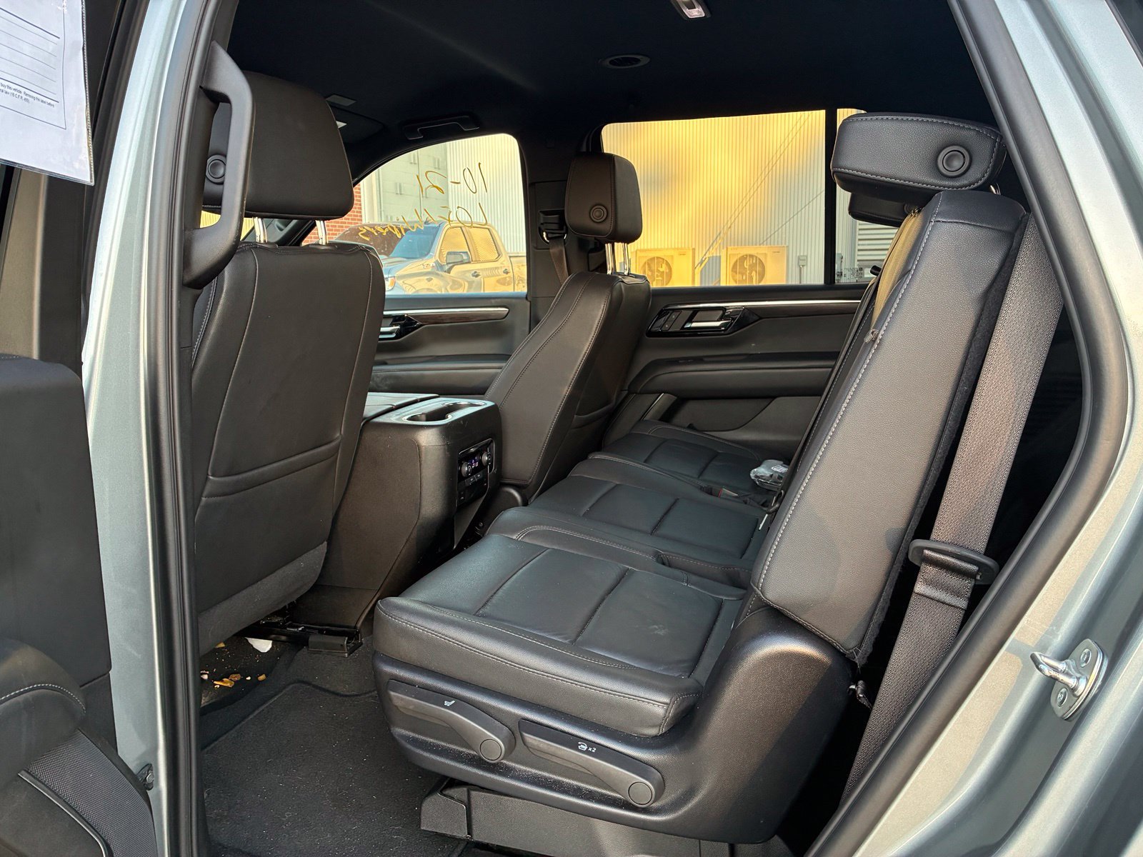 Used 2025 Chevrolet Tahoe LT RWD image 3