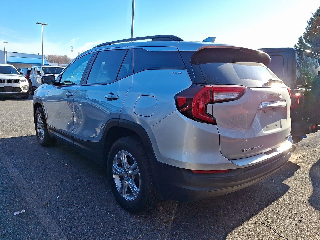 Used 2022 GMC Terrain SLE w/ Driver Convenience Package image 4