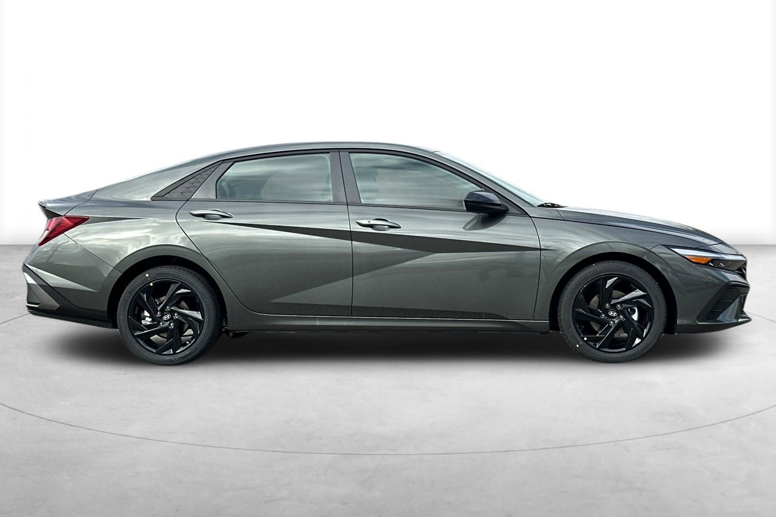 Used 2026 Hyundai Elantra Sport FWD image 9