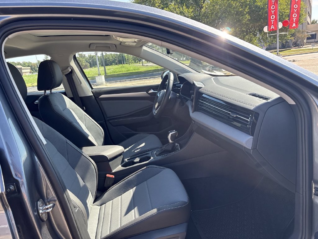 Used 2025 Volkswagen Jetta SE w/ Sunroof Package FWD image 31