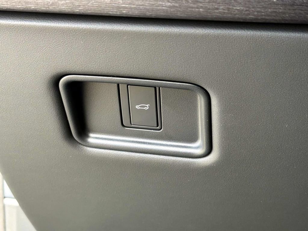 New 2026 Land Rover Range Rover Long Wheelbase SE image 32
