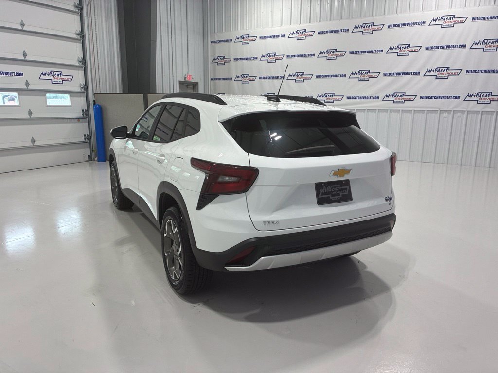 Used 2025 Chevrolet Trax LT FWD image 4
