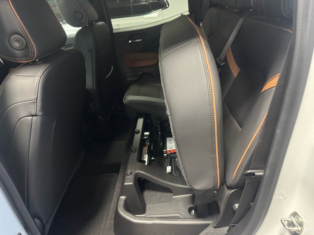 Used 2024 GMC Canyon AT4 w/ Technology Package image 12