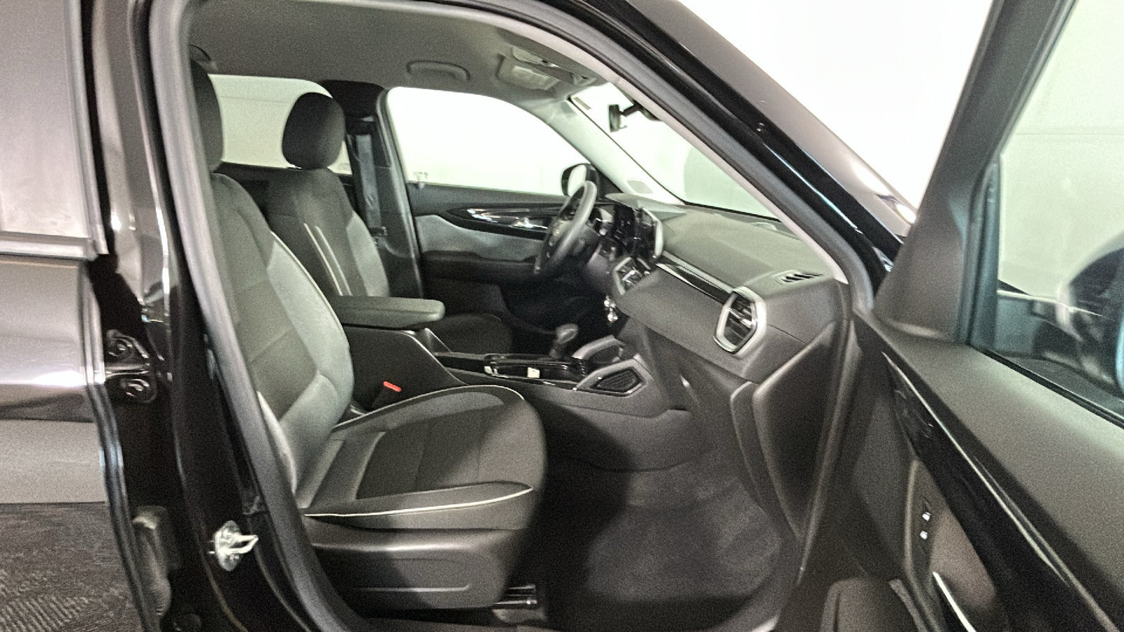 Used 2025 Chevrolet TrailBlazer LT AWD/4WD image 35